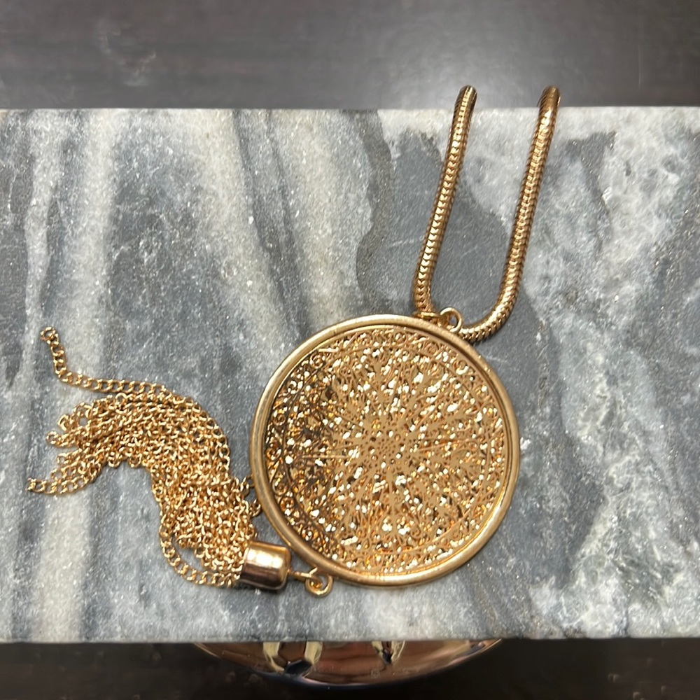 Gold pendant necklace!!!